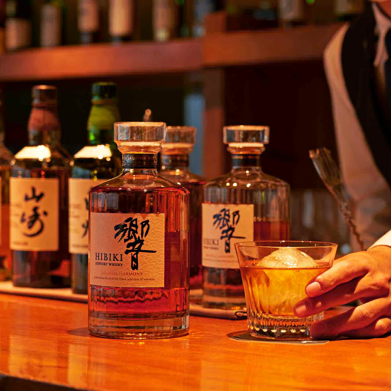 提供國內優質威士忌和時令日本料理的款待