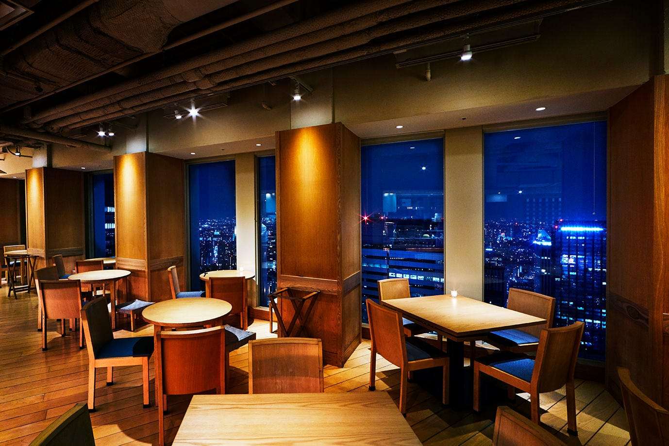 【可欣賞夜景的餐廳樓層座位】在寬敞的空間內享受宴會。