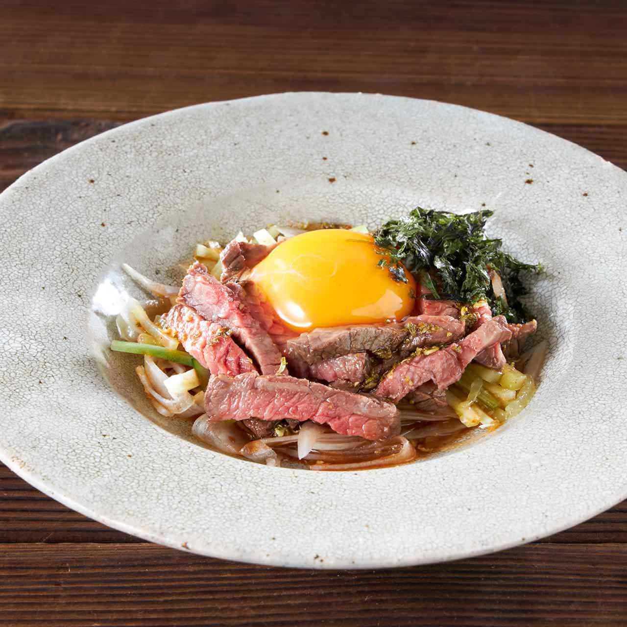 Roast beef yukhoe with Japanese pepper
