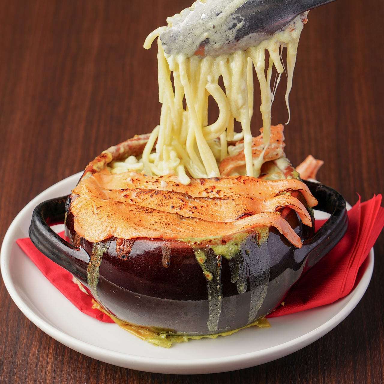 炙りサーモンとほうれん草クリームのボルケーノパスタ