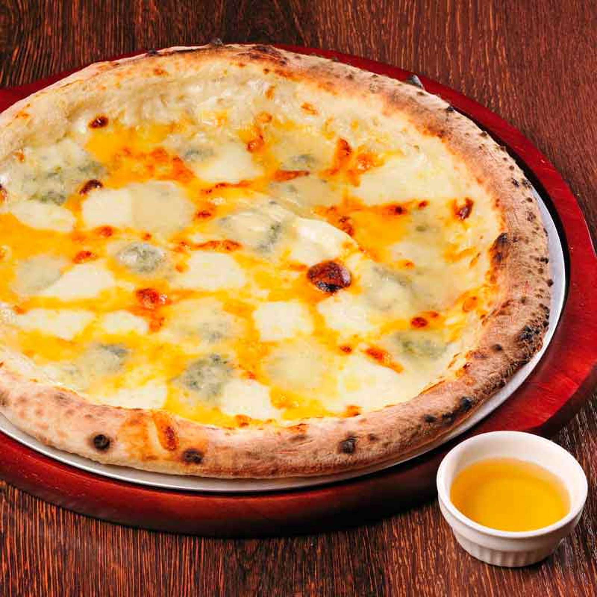 4種チーズのピザ “クワトロフォルマッジョ”