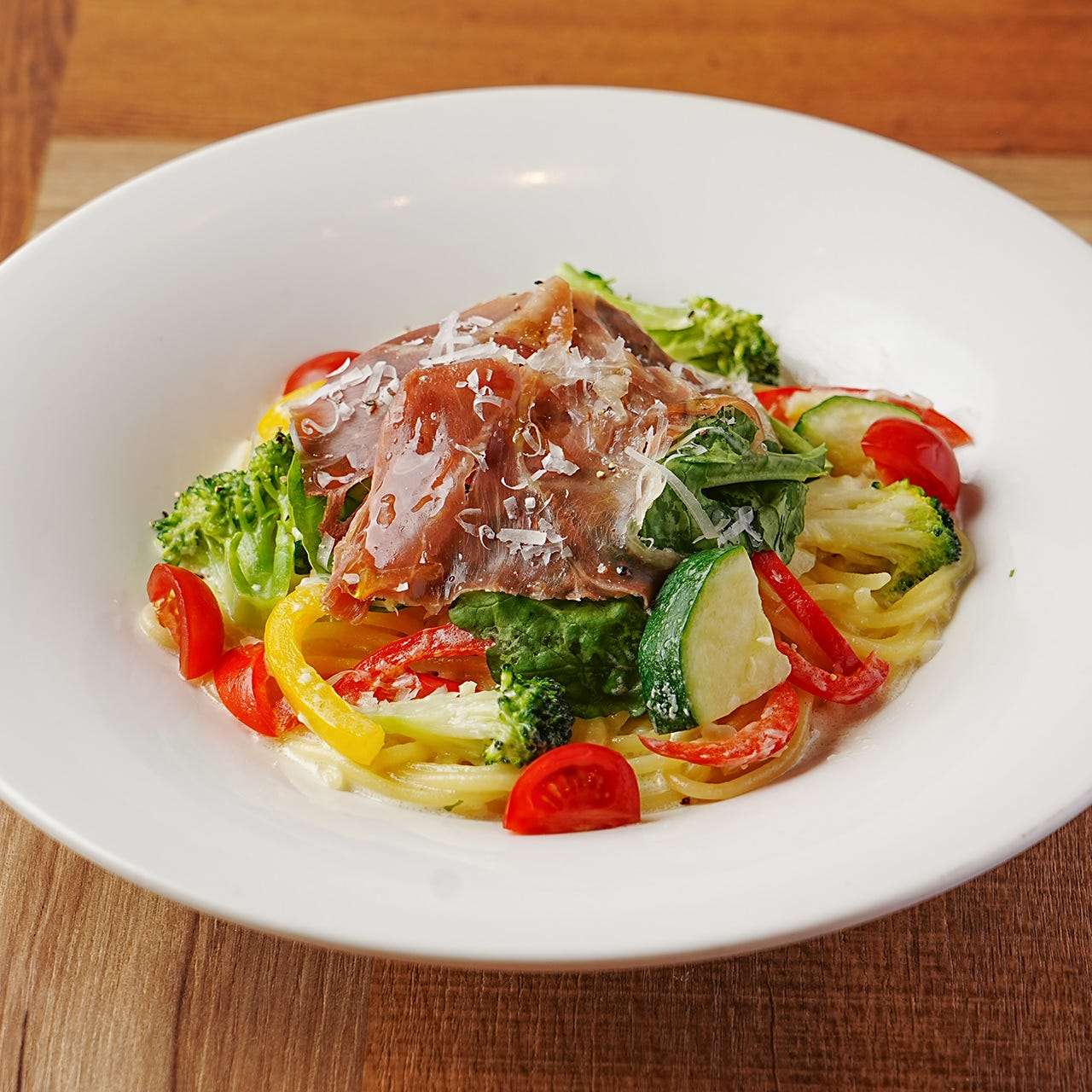 生ハムと彩り野菜のレモンクリームパスタ
