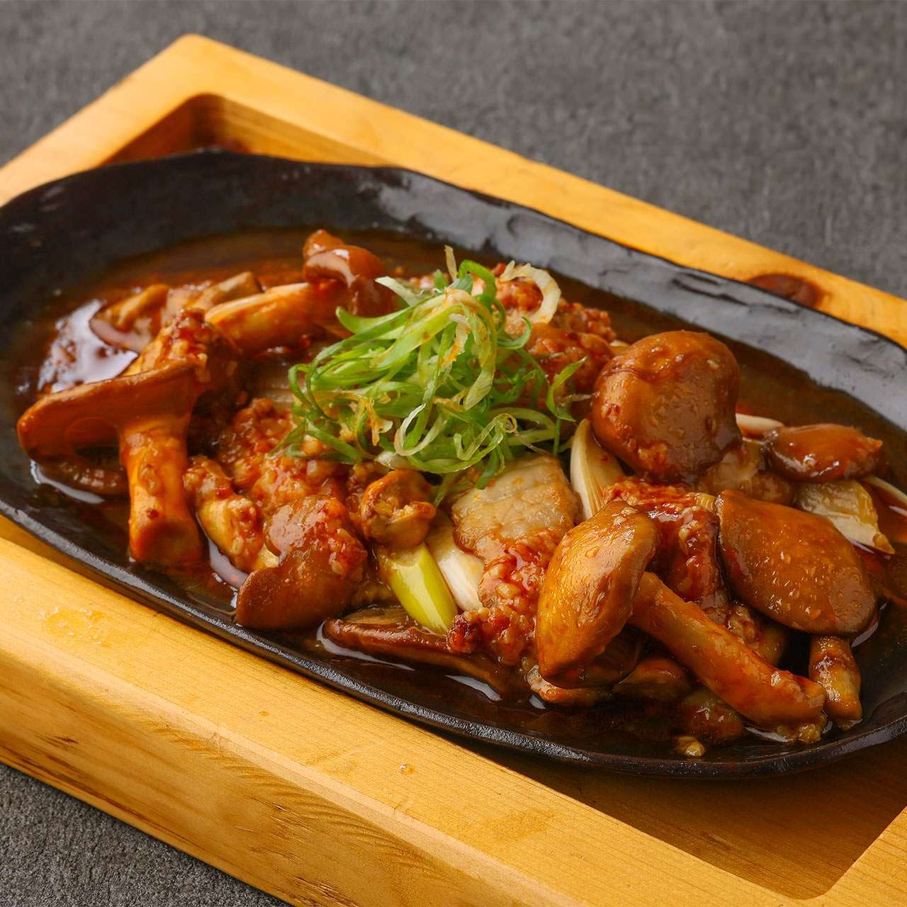 大なめこと豚バラ　甘麹辣油炒め