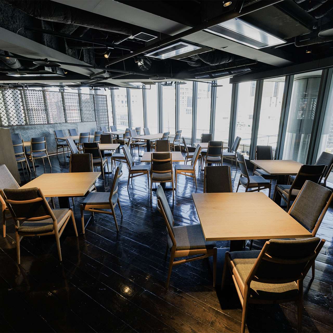 ■An open ceiling with a main dining room that meets a variety of needs.