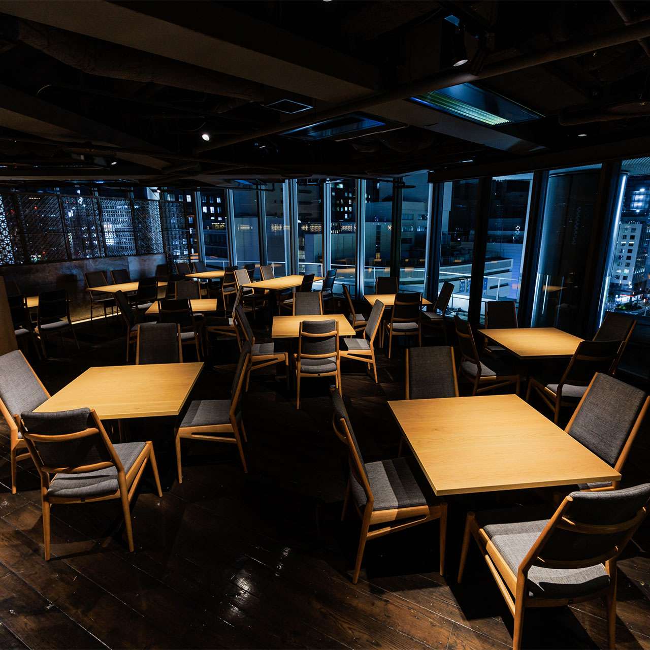 Dining table seats that meet various needs
