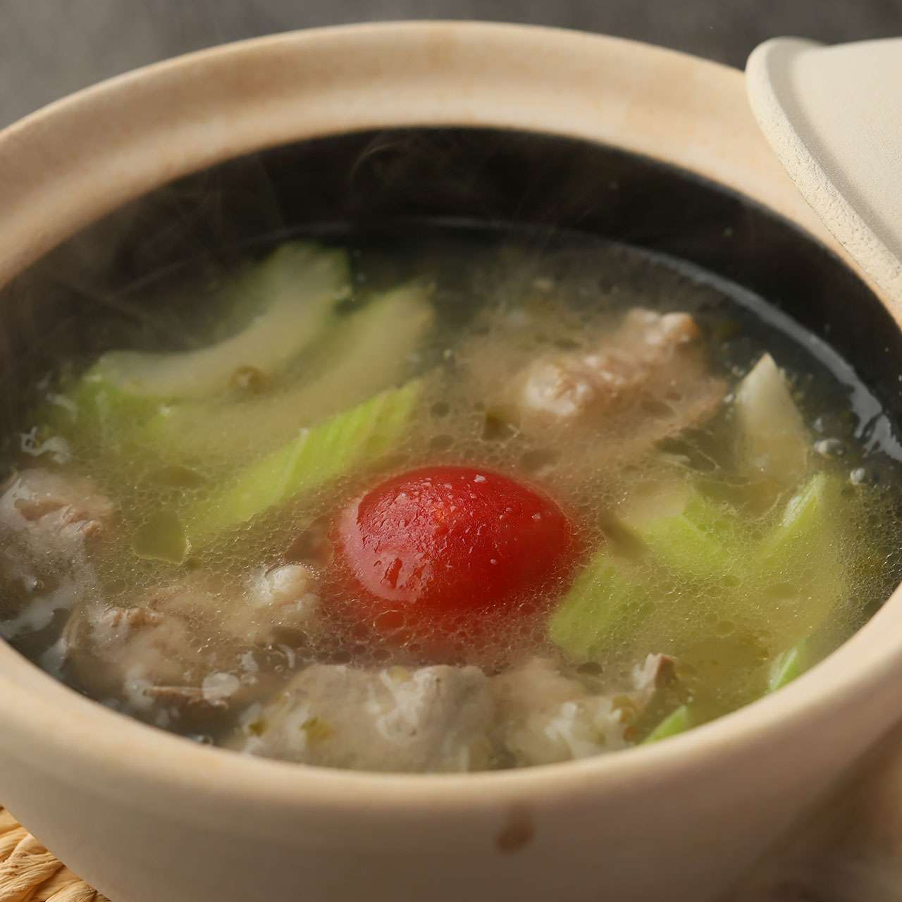 トマトと和牛モツ　ハラペーニョ牛出汁仕立て