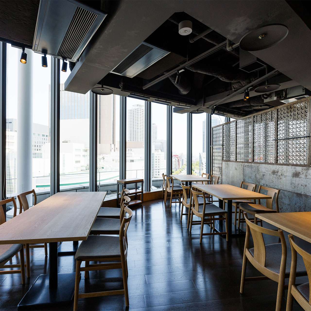 ■ Sophisticated table seating ■