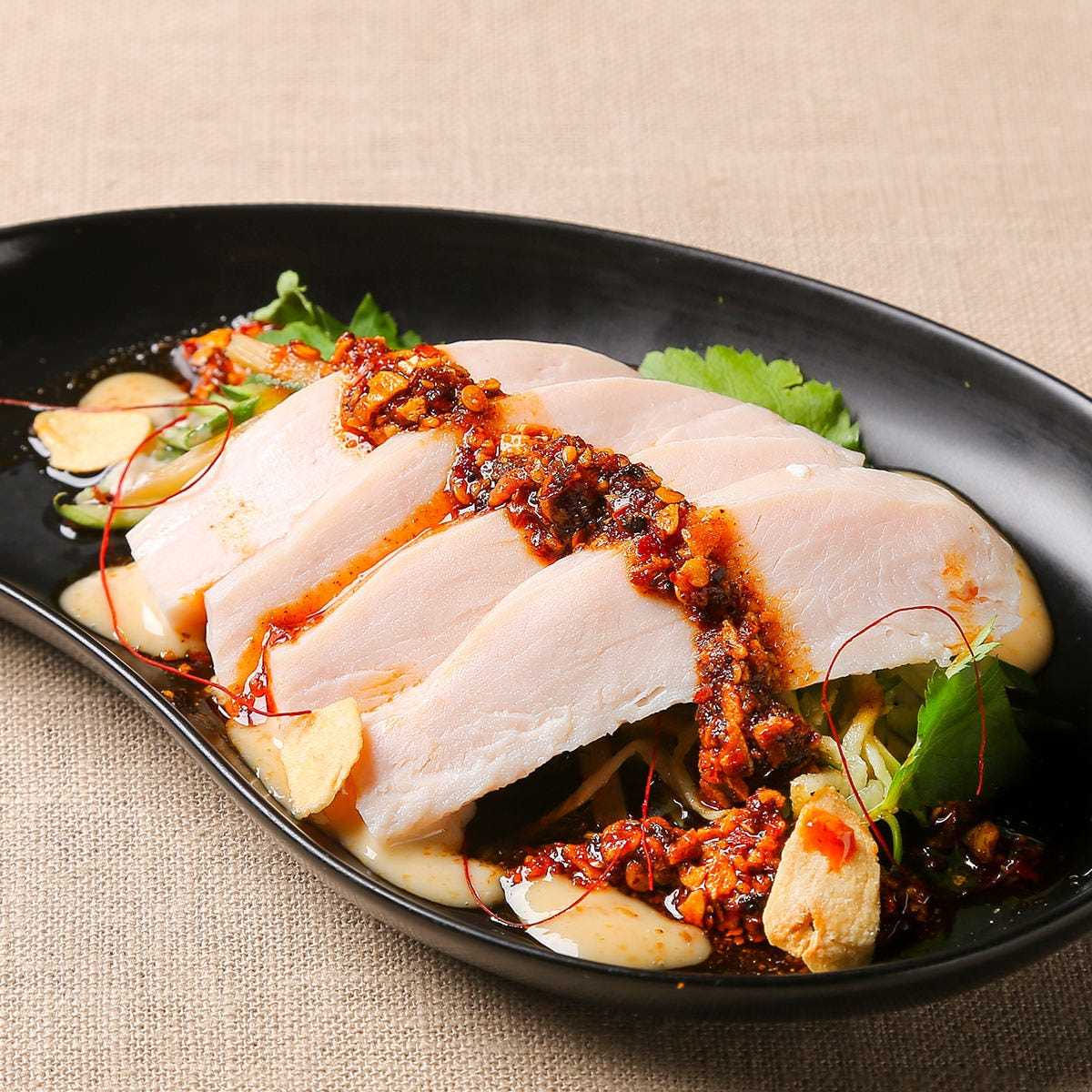 찐 닭과 훈제 멘마 참깨 라유 소스