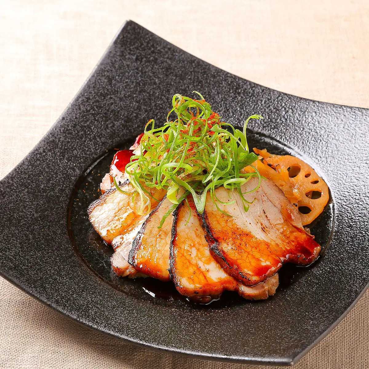 炙りチャーシュー　五香粉香る蓮根きんぴら添え