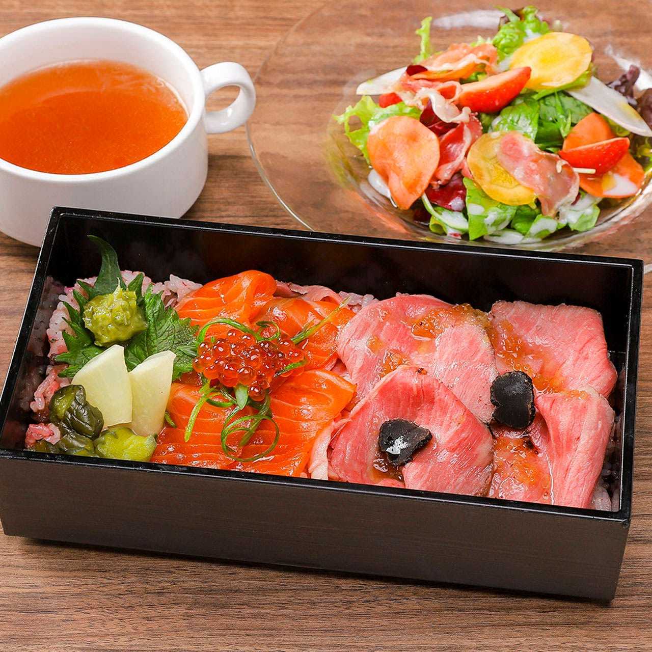 ローストビーフとサーモンのハーフ＆ハーフ重