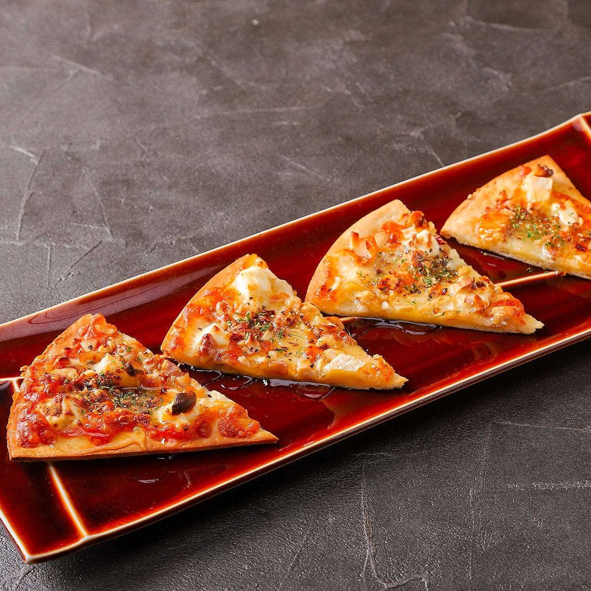 燻製ナッツとクワトロチーズのハニーピッツァ