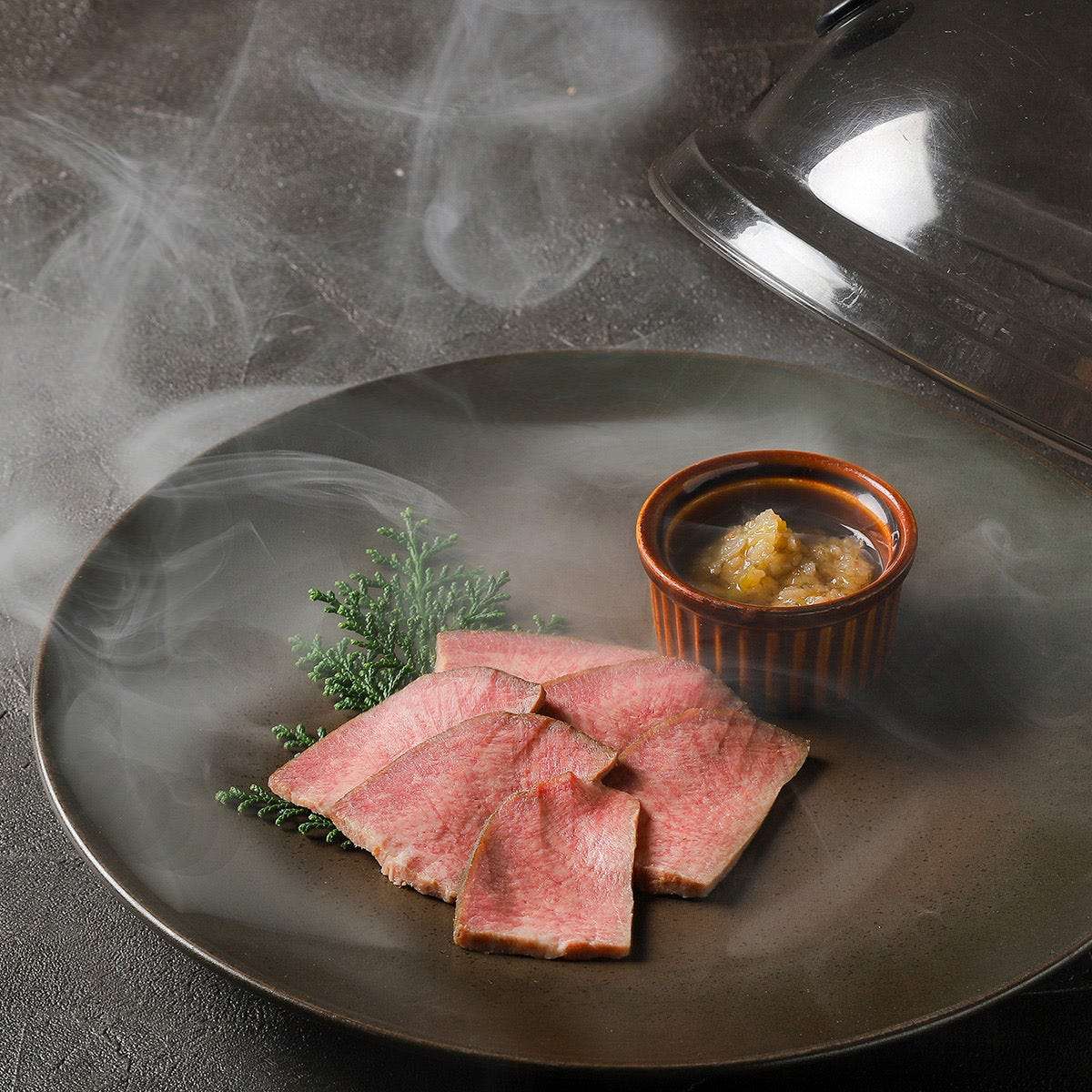 牛タンの瞬間スモーク　食べる葱油添え
