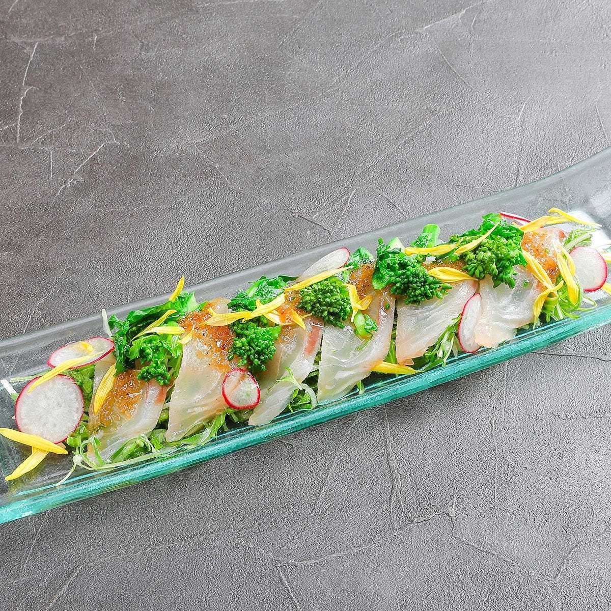 昆布〆鯛のカルパッチョ　菜花のわさび和えと燻製醤油ドレッシング