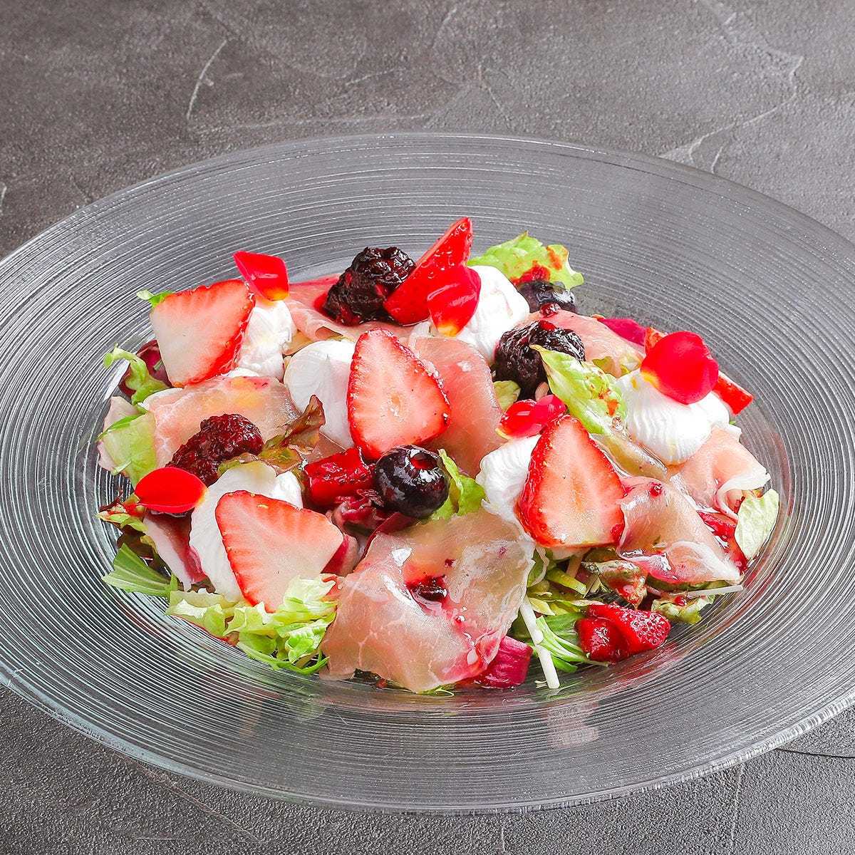 苺とマスカルポーネの生ハムサラダ　シナモン香るベリードレッシング