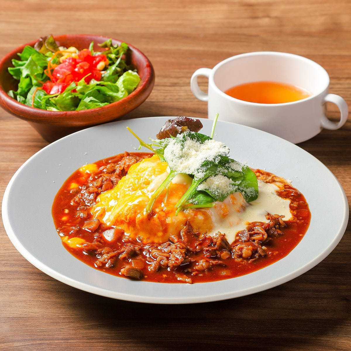 【평일 한정】해시드 비프와 치즈 소스의 오므라이스