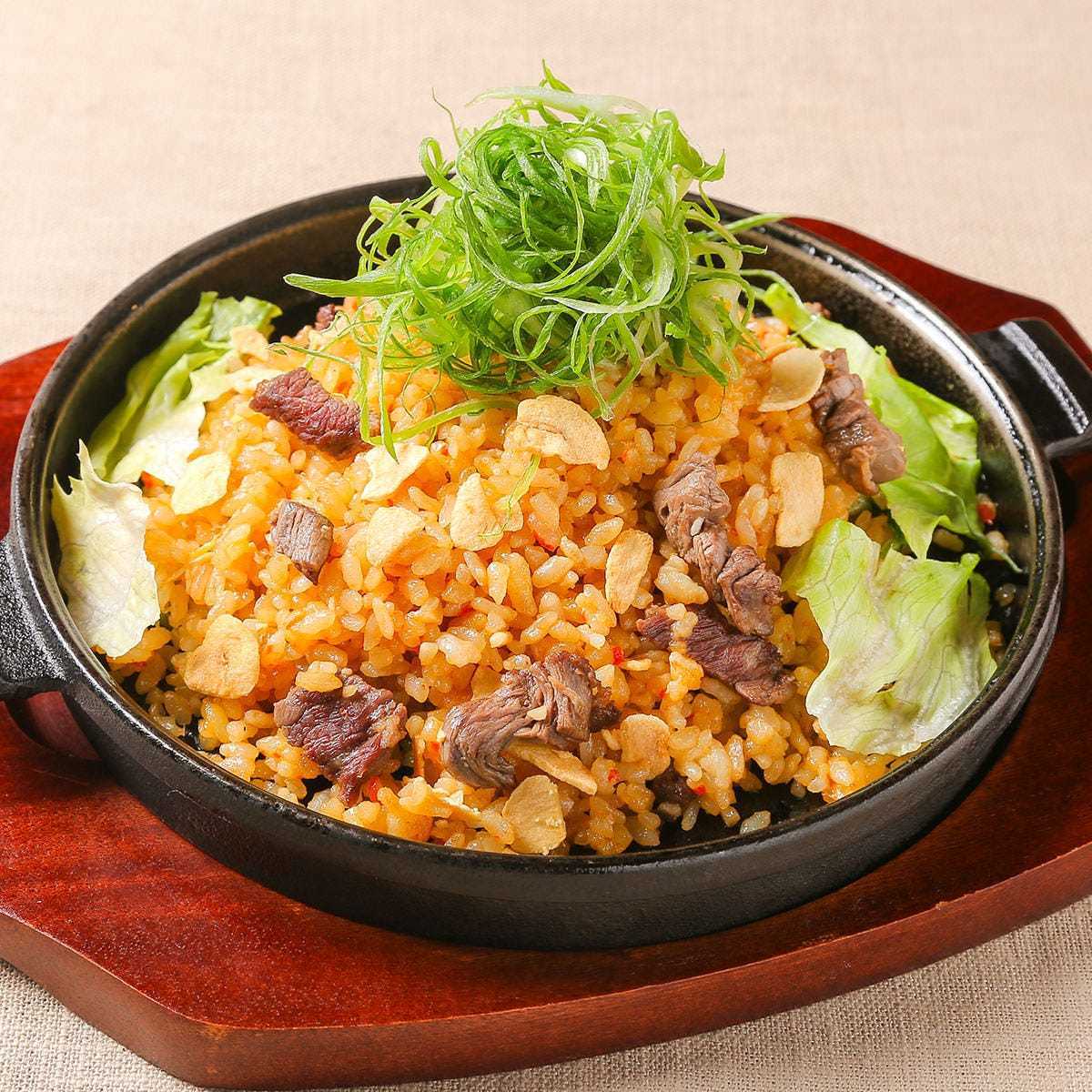 牛ヘレ肉と九条葱・レタスのガーリックピラフ