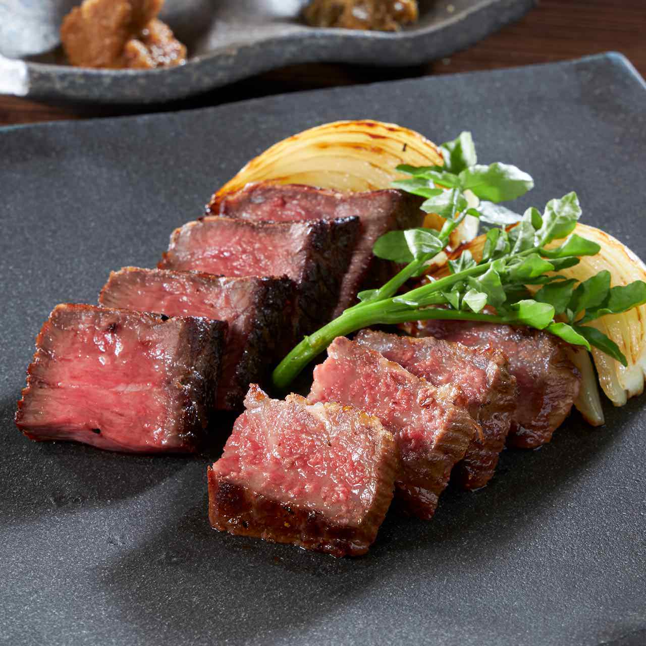 Comparison of two types of steaks: Japanese Black Beef Sirloin and Lean Meat (50g each) 100g