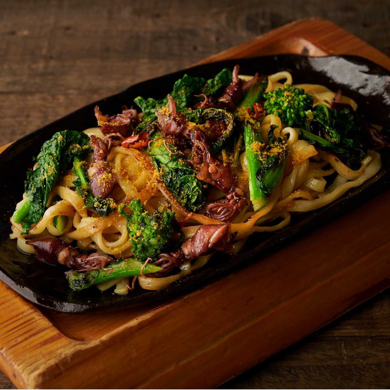 「山形県松田製麺所　 平打ち麺使用」 蛍烏賊と菜花、 発酵唐辛子の塩焼きそば　唐墨かけ