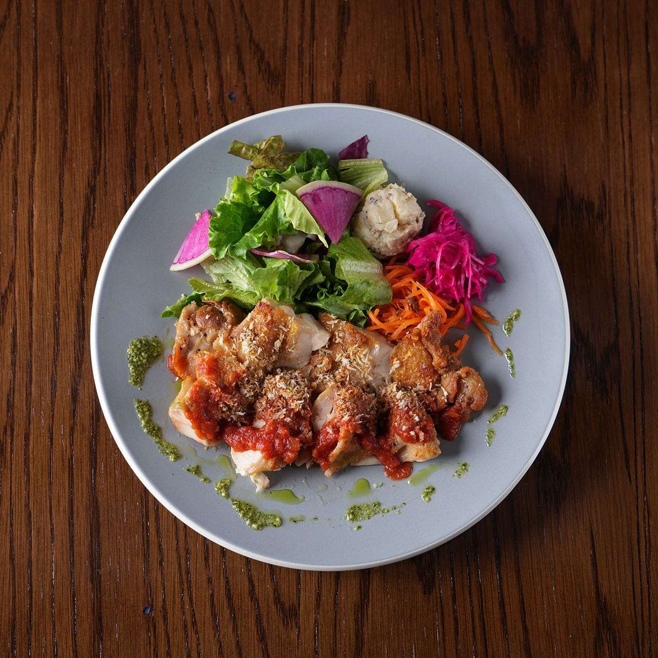 ハーブチキンの香草パン粉焼き　“ガーリックトマトソース“