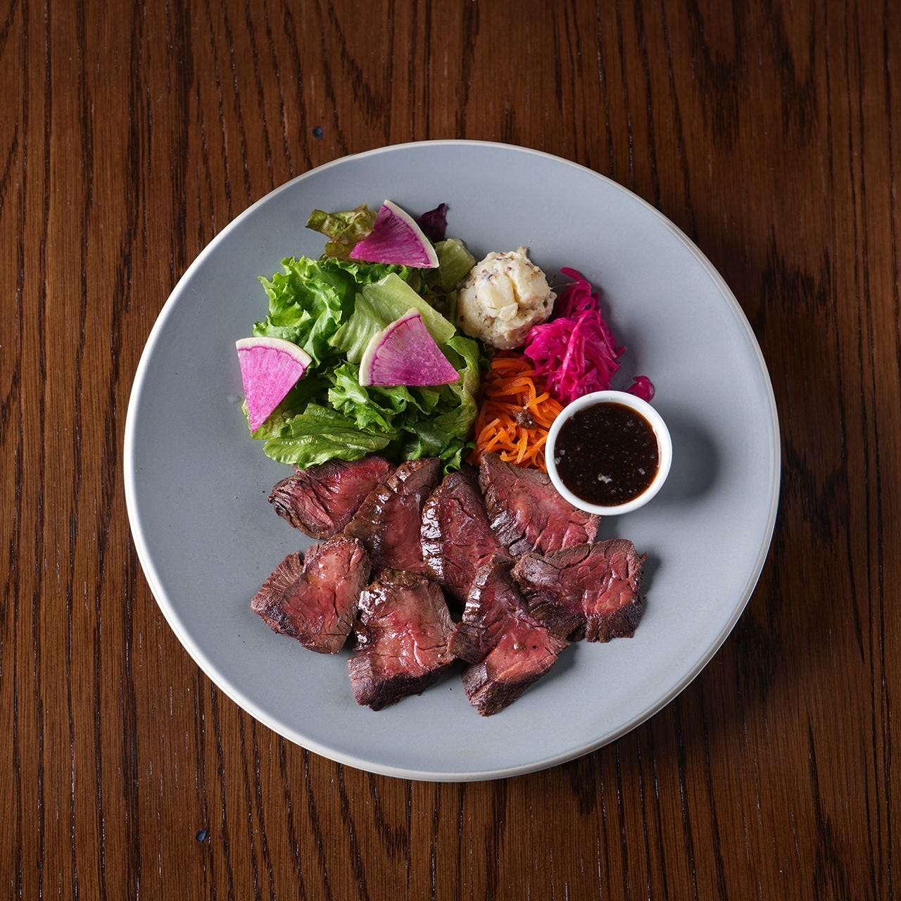 牛肉のバベットステーキ　“オニオンソース“