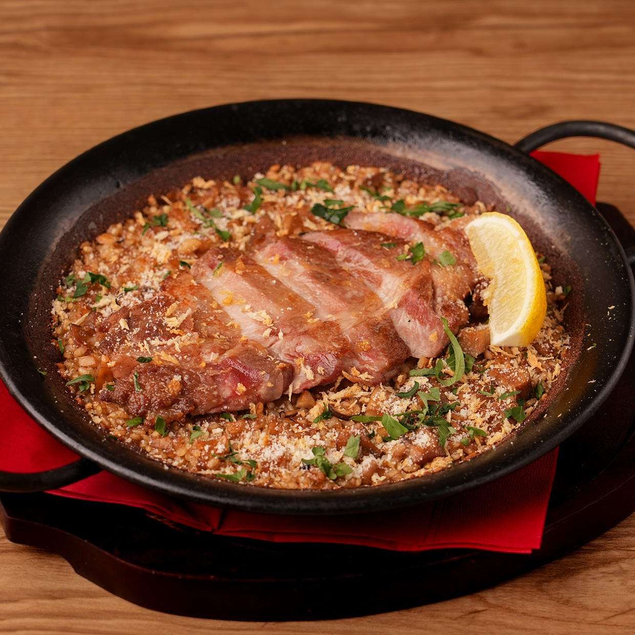 松坂ポークとポルチーニ茸のパエリア