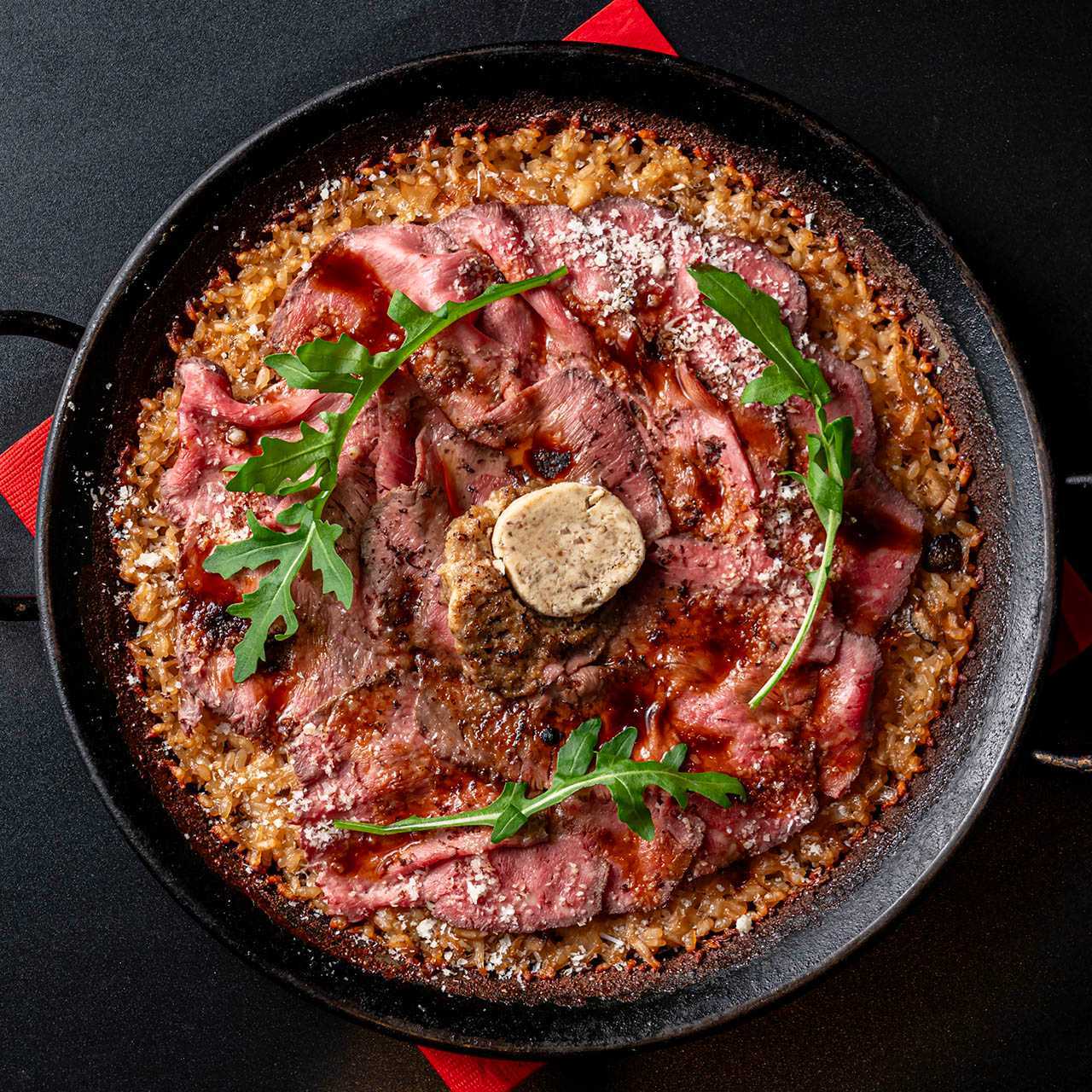 黒トリュフ香る　ローストビーフのパエリア　フォアグラバターと共に