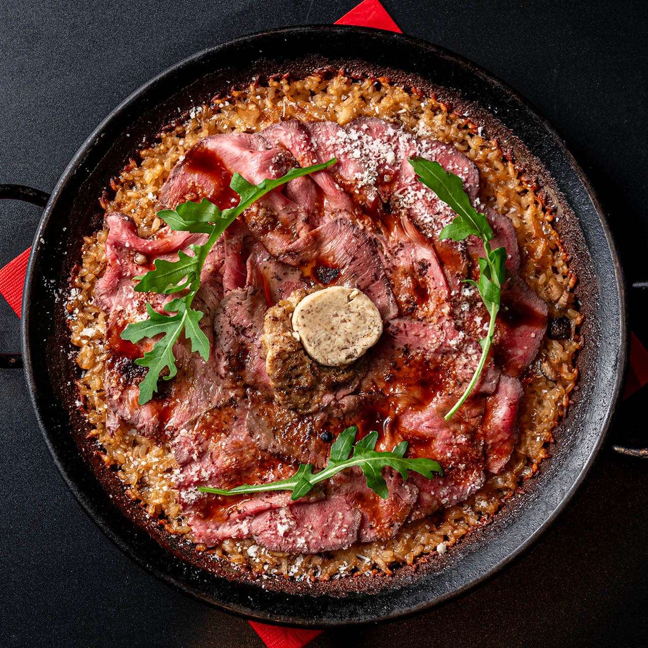 黒トリュフ香る　ローストビーフのパエリア　フォアグラバターと共に