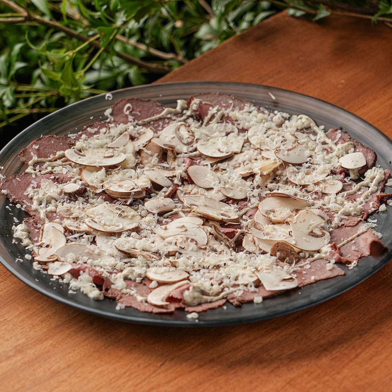 トリュフ香るふわふわチーズと牛肉のカルパッチョ