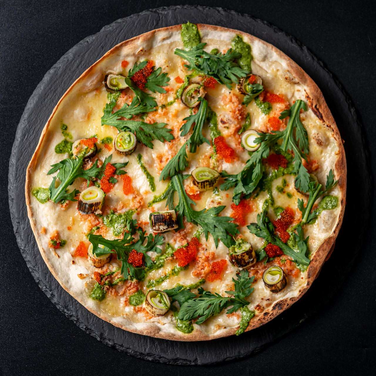 紅ズワイ蟹と焼き葱のピッツァ　春菊のサルサヴェルデ