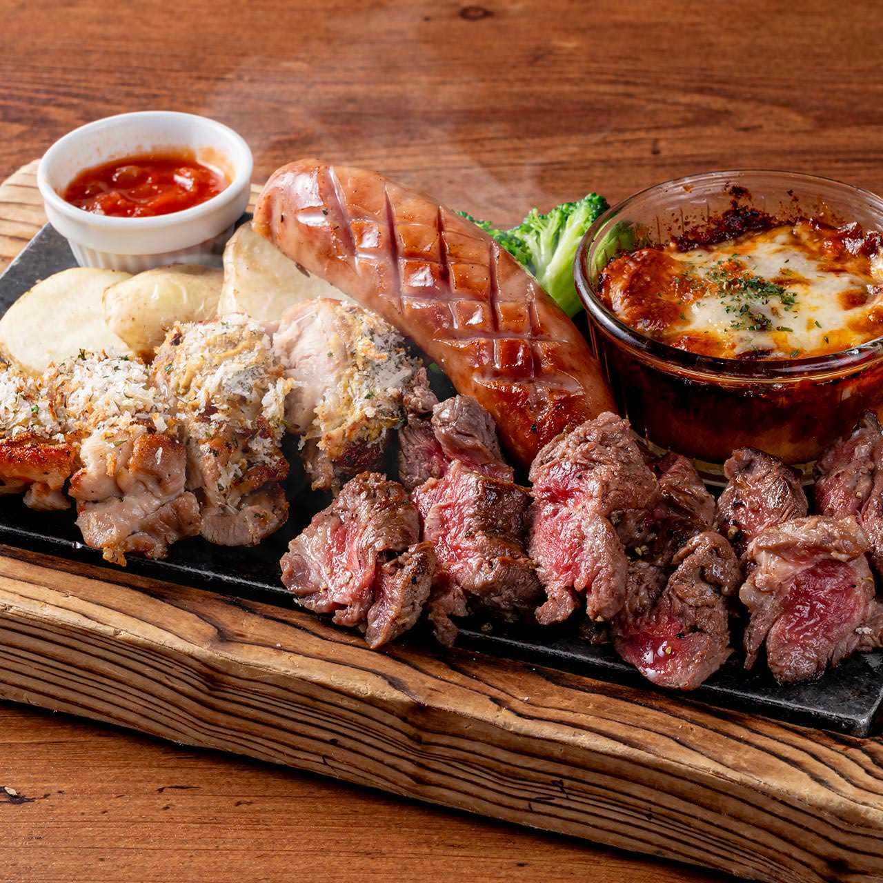 牛・豚・鶏の盛り合わせ　アチェーゾダイナミックグリル