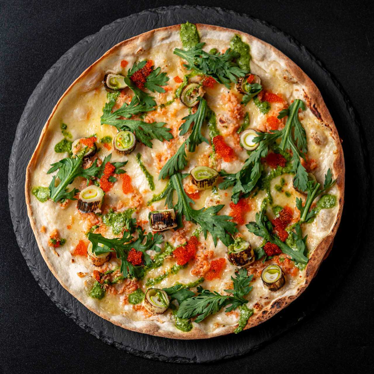 紅ズワイ蟹と焼き葱のピッツァ　春菊のサルサヴェルデ