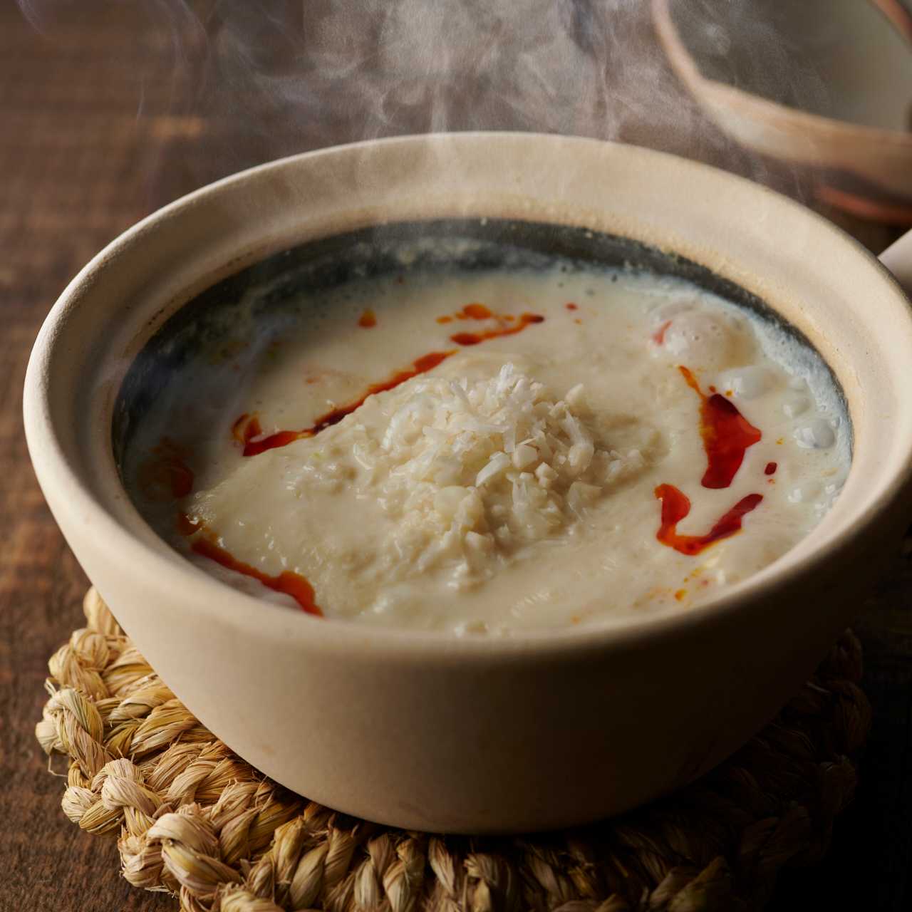 牛出汁仕立ての白温豆腐　穂紫蘇いしる漬け・辣油・葱