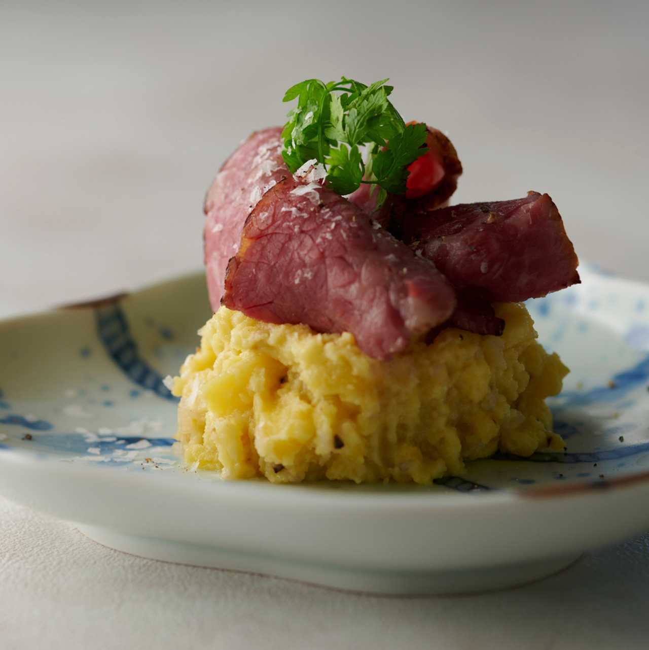 咸味土豆沙拉配日本黑毛和牛培根和发酵黄油