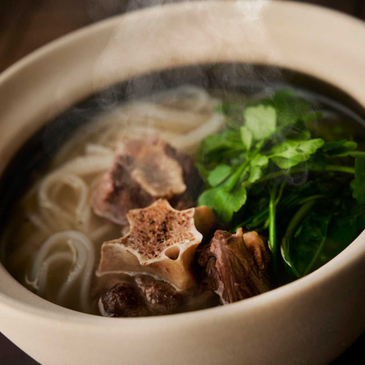 牛テールと芹の土鍋麺