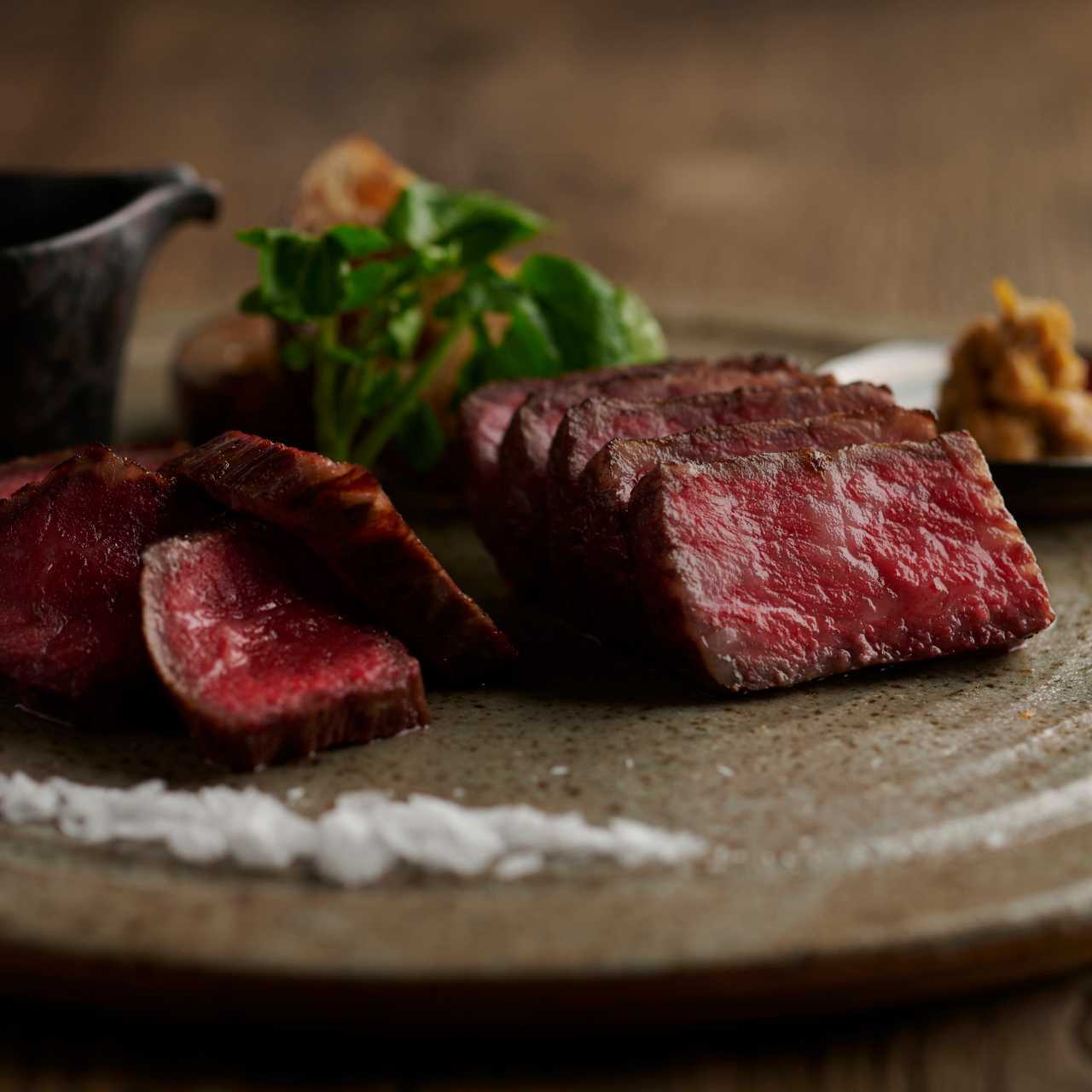 铁板烤日本黑毛和牛：黑醋黑蒜酱、神乐南蛮味噌、屋姬盐