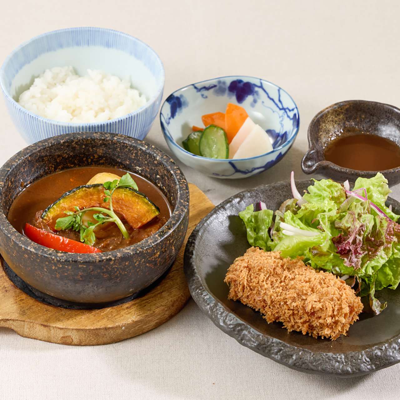石烤牛肉湯和奶油蟹肉炸丸子套餐