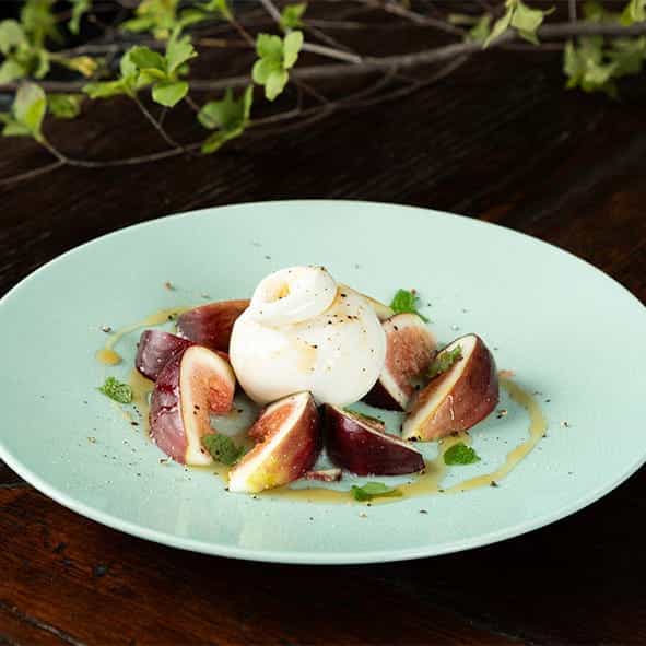 季節の果実とブッラータチーズ