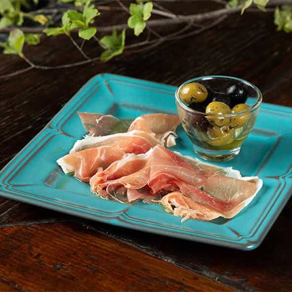 生ハムとオリーブの盛り合わせ