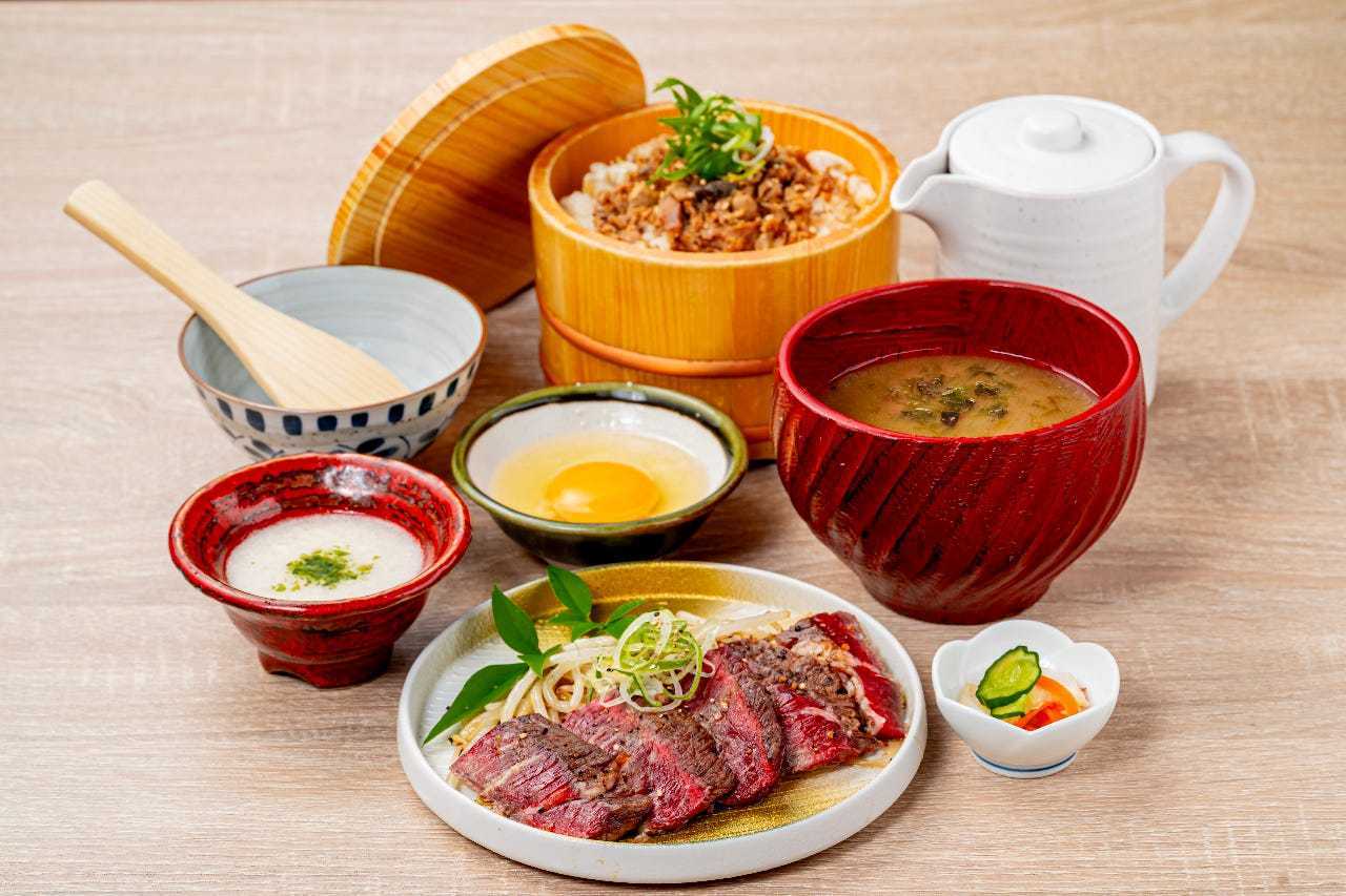 牛ステーキと鮪入り自家製そぼろ鯛めし膳