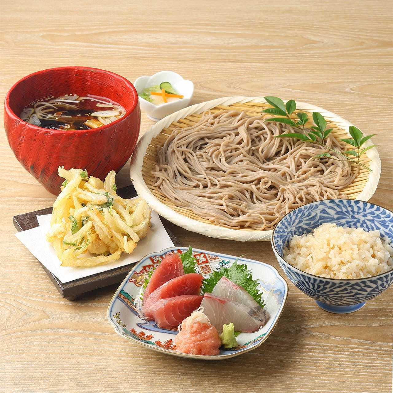 三崎まぐろと勘八の刺身御膳　焼き葱あごだし蕎麦