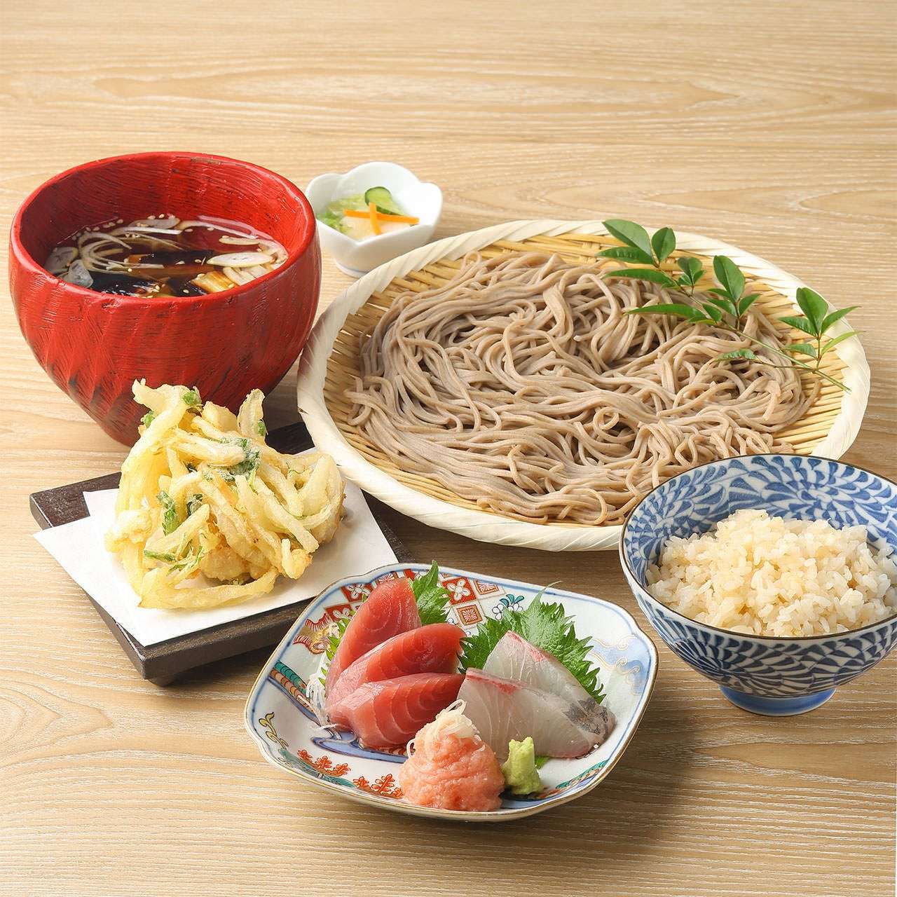 三崎金枪鱼和大八刺身套餐，烤葱和飞鱼高汤荞麦面