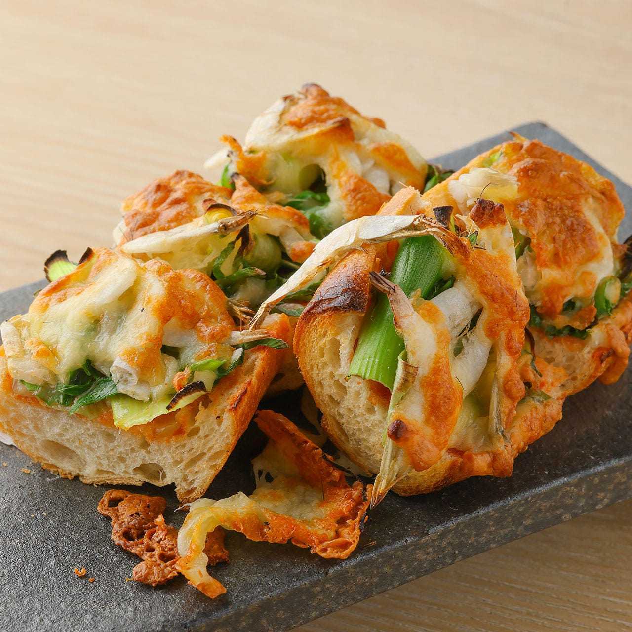 白海老と九条葱のバケットピザ