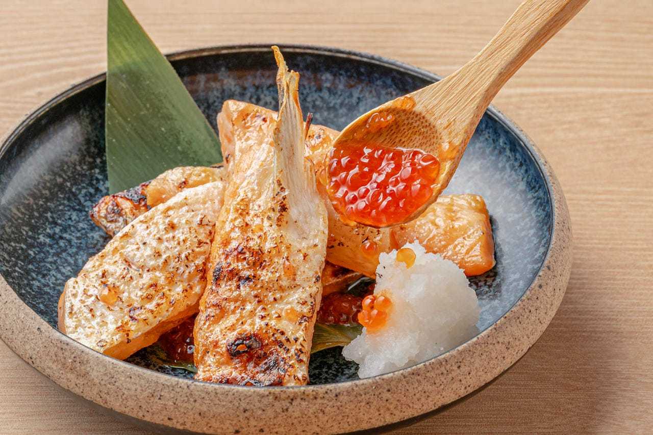 烤鮭魚腩配磨碎的鮭魚籽