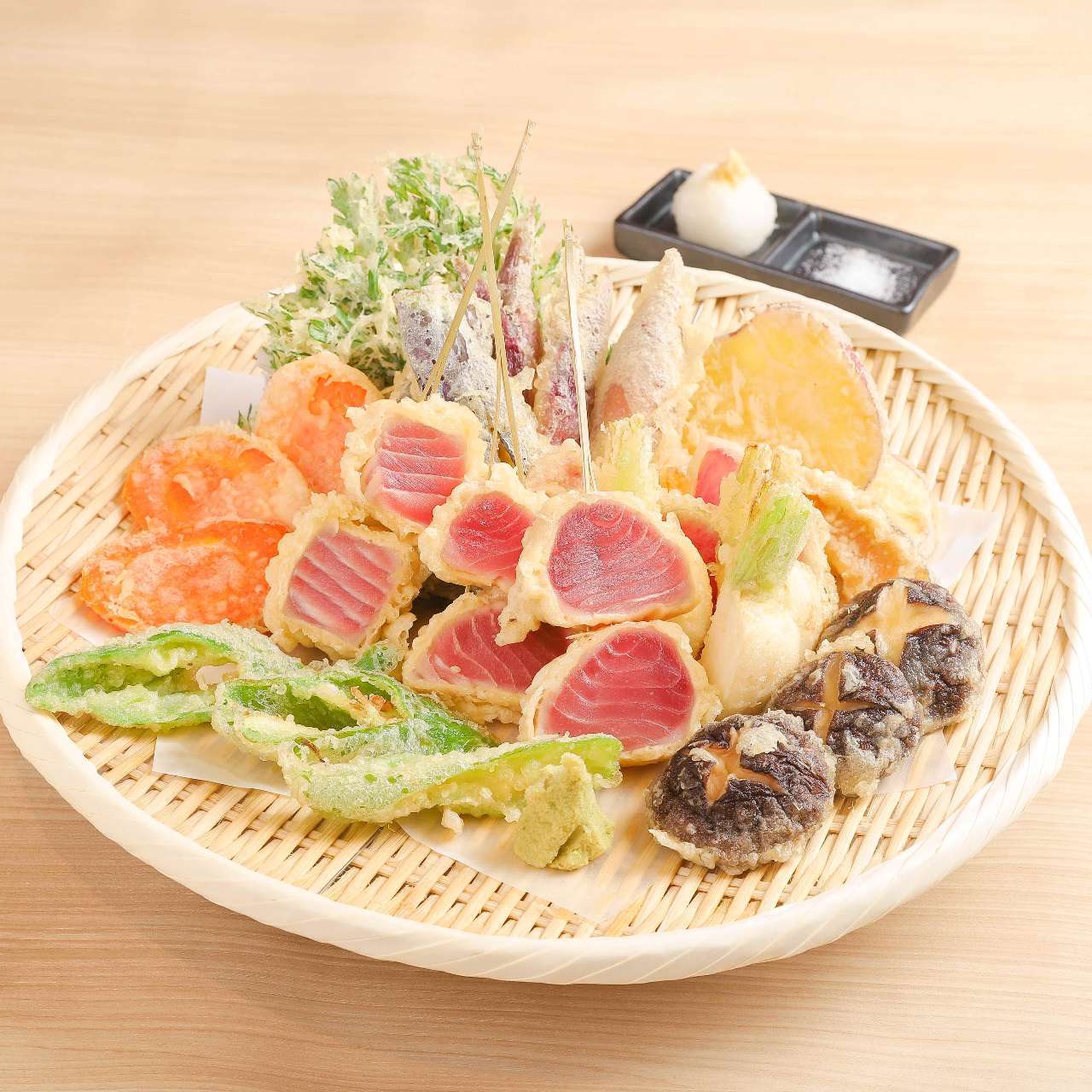 三崎まぐろのレア天入り天ぷら盛り合わせ