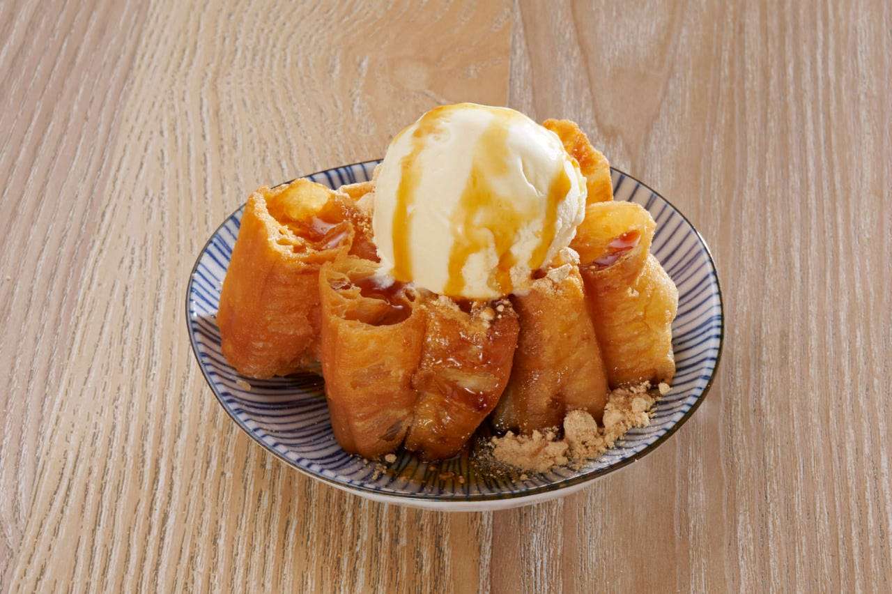 튀긴 빵 바닐라 아이스와 함께