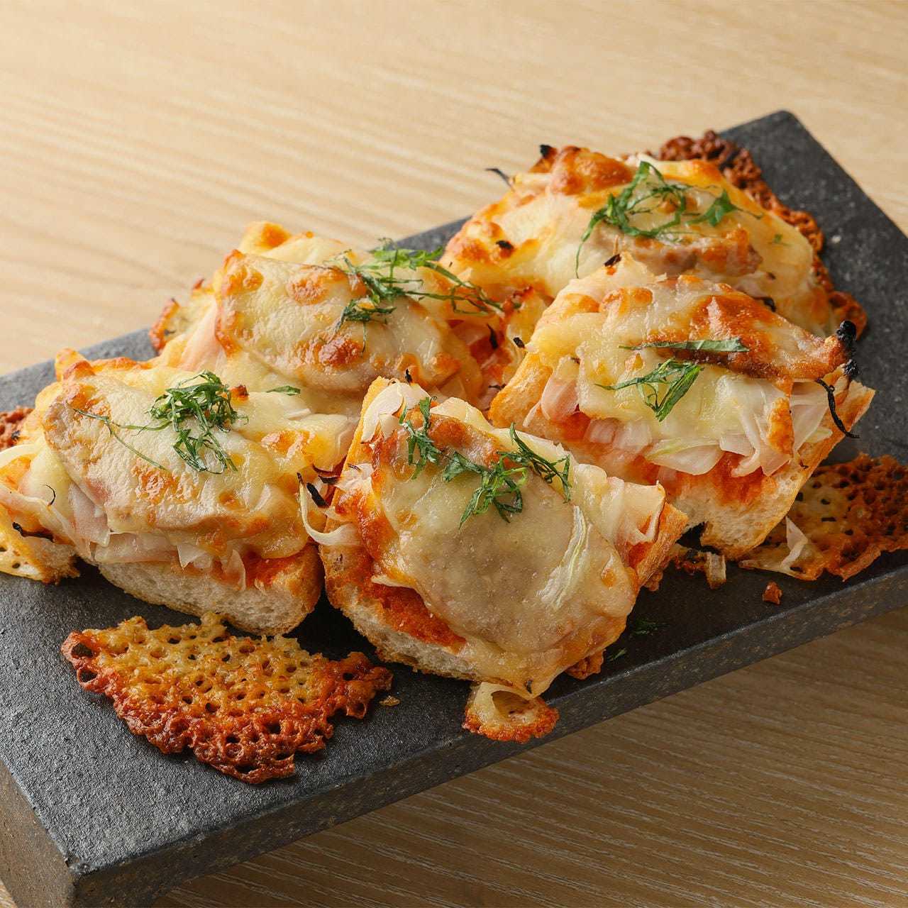 鸭肉和淡路洋葱法棍披萨