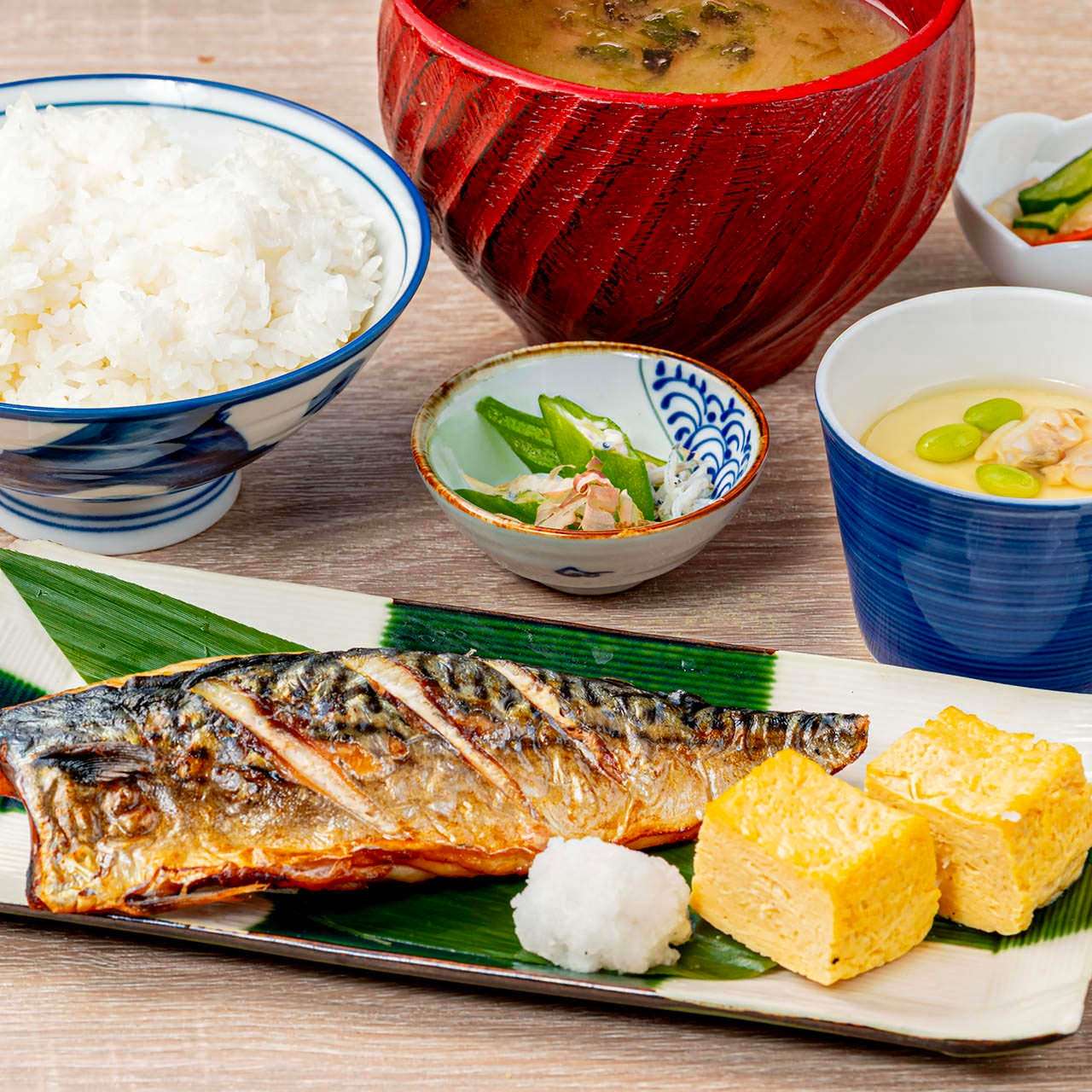 烤鱼和鸡蛋卷