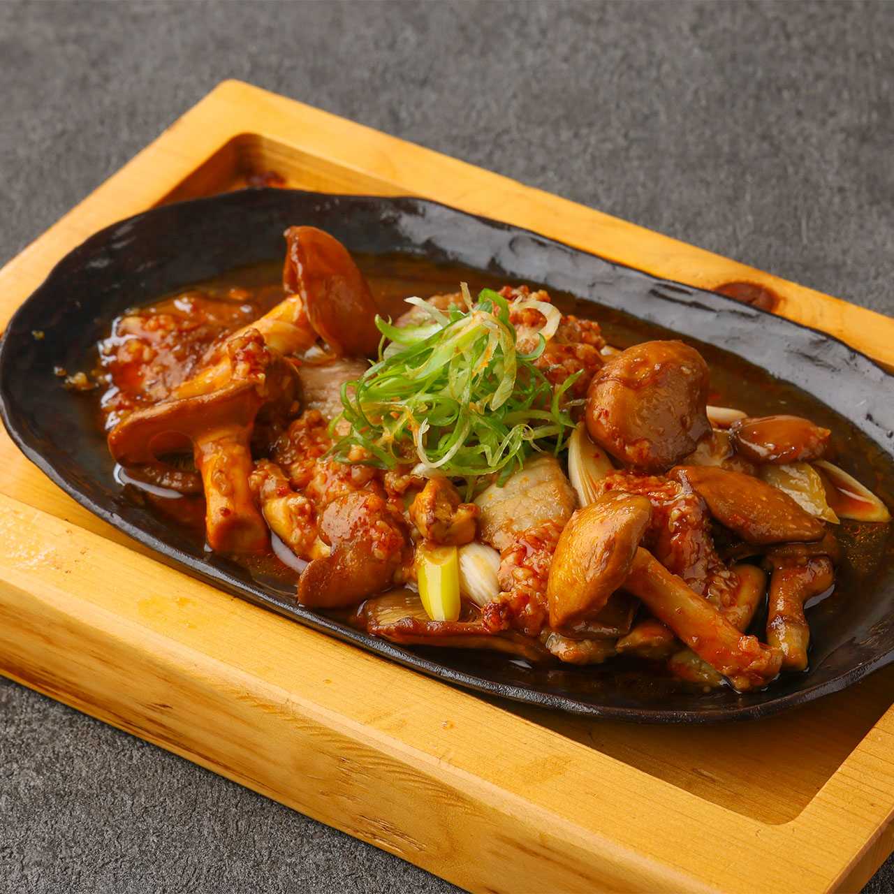 大なめこと豚バラ　甘麹辣油炒め