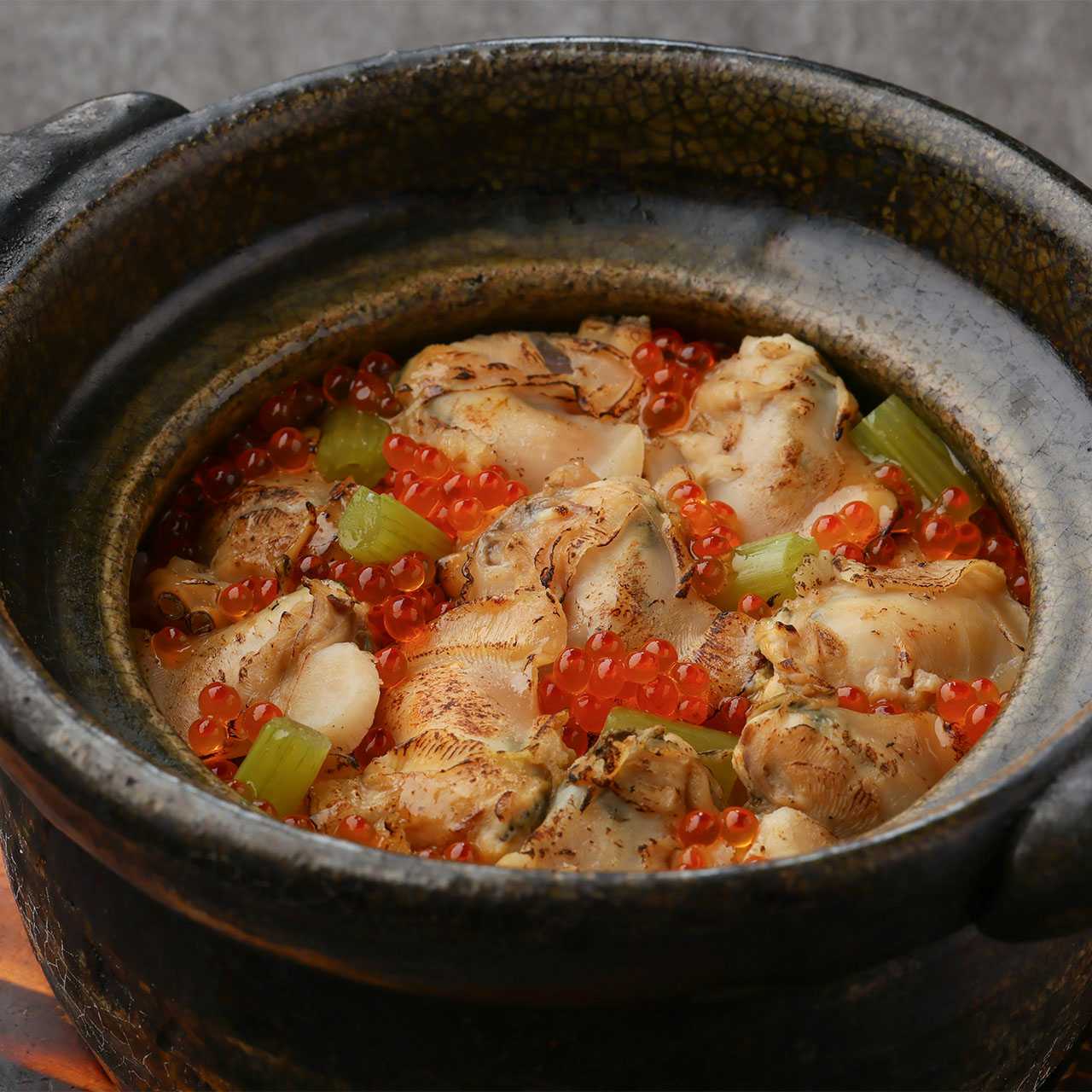 Clam and salmon roe rice in a clay pot