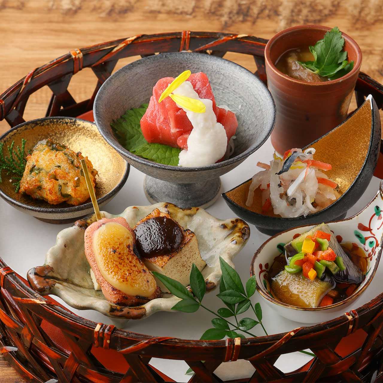 [Lunch] Winter Bamboo Basket Set with One Soup and Eight Side Dishes - Domestic Beef Steak or Yellowtail and Daikon Steak